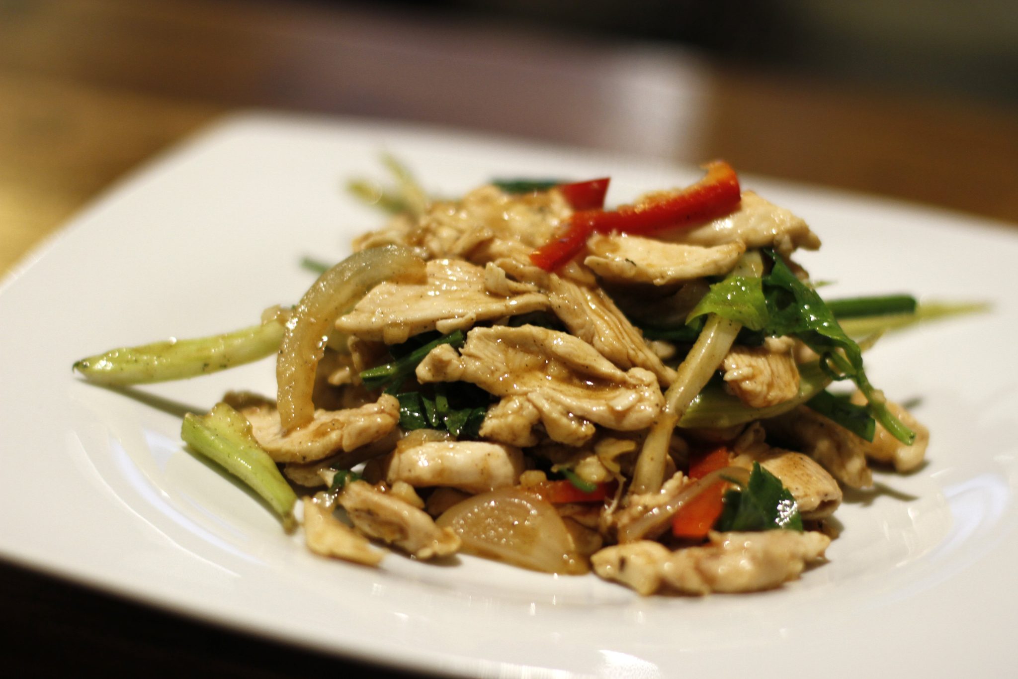 Pad Gratiam au poulet (sauté à l'ail et au poivre) de Thai Spices